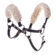 Schwarzes Halfter mit Fell - Kunstleder von Hobby Horse LarDen mit Metallringen, Clips und weichem weißem Fleece an Nasenriemen und Genickstück, ideal als Halfter für Hobby Horse oder Accessoire, freigestellt vor weißem Hintergrund.