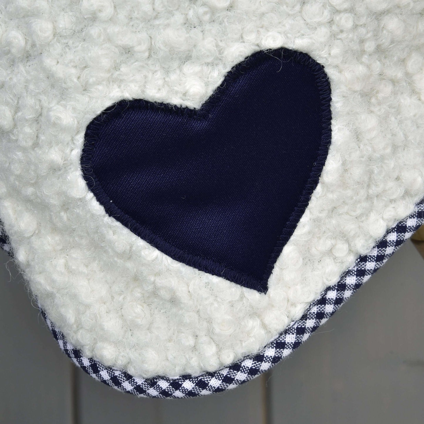 Nahaufnahme von Decke Cube Blue von Hobby Horse LarDen – weißer, strukturierter Stoff mit marineblauem Herzaufnäher und schwarz-weiß kariertem Besatz, ideal als Decke für Hobby Horse.