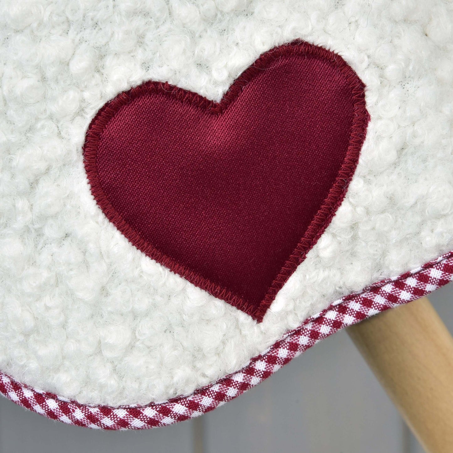 Decke Cube Red von Hobby Horse LarDen zeigt ein rotes Stoffherz mit gestickten Kanten auf einer weißen, flauschigen Trainingsdecke, akzentuiert mit rot-weiß kariertem Besatz.