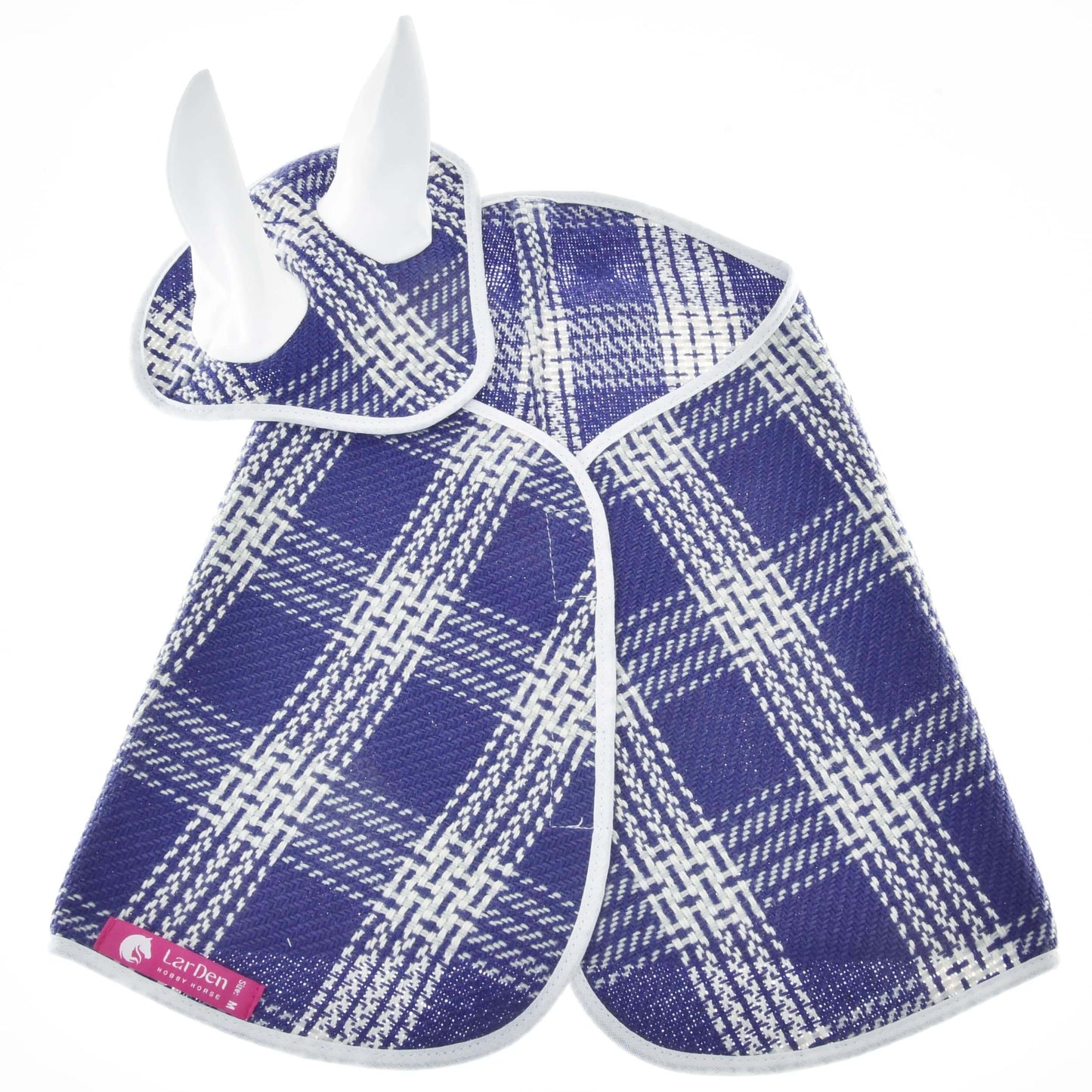 Set Blue Cube von Hobby Horse LarDen zeigt eine blau-weiß karierte Decke mit passender Fliegenhaube, beide mit weißer Einfassung, vor weißem Hintergrund arrangiert. Die Decke zeigt ein pinkes Etikett mit weißem Pferdelogo.