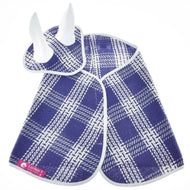 Set Blue Cube von Hobby Horse LarDen zeigt eine blau-weiß karierte Decke mit passender Fliegenhaube, beide mit weißer Einfassung, vor weißem Hintergrund arrangiert. Die Decke zeigt ein pinkes Etikett mit weißem Pferdelogo.