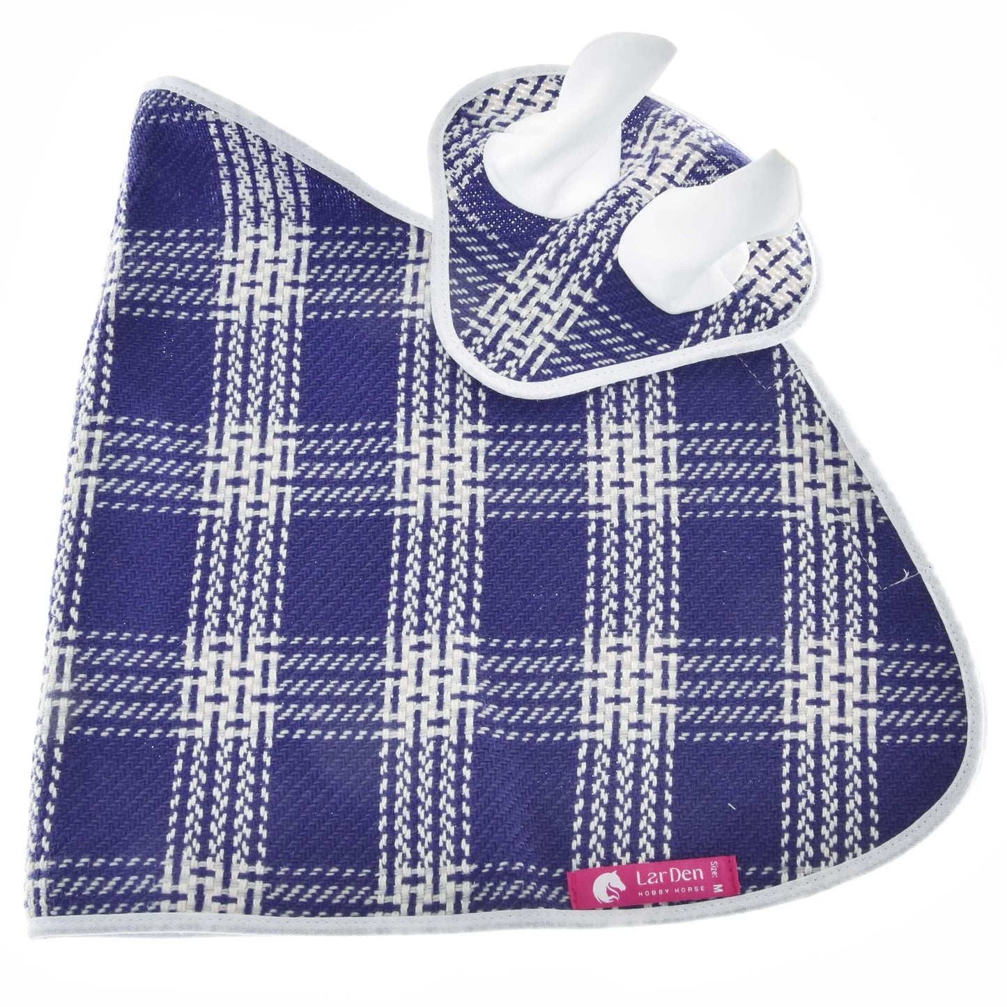 Set Blue Cube von Hobby Horse LarDen zeigt blau-weiß karierte Servietten – eine mit Serviettenringen, eine flach mit pinkem LarDen-Etikett – ideal, um deinem Tisch Charme zu verleihen oder in Kombination mit Deckensets für Picknicks.