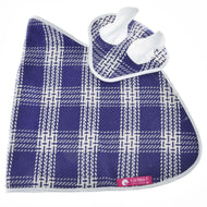 Set Blue Cube von Hobby Horse LarDen zeigt blau-weiß karierte Servietten – eine mit Serviettenringen, eine flach mit pinkem LarDen-Etikett – ideal, um deinem Tisch Charme zu verleihen oder in Kombination mit Deckensets für Picknicks.