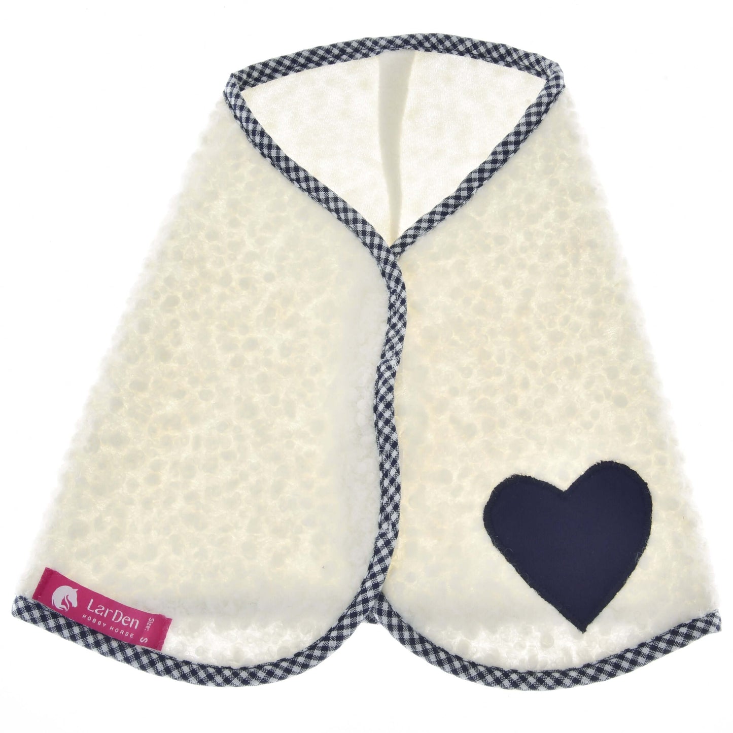 Decke Cube Blue von Hobby Horse LarDen ist ein blaues strukturiertes Lätzchen mit schwarzem Gingham-Besatz, einem schwarzen herzförmigen Aufnäher an einer Ecke und einem rosa Etikett, gestaltet, um an die Gemütlichkeit einer warmen Pferdedecke zu erinnern.