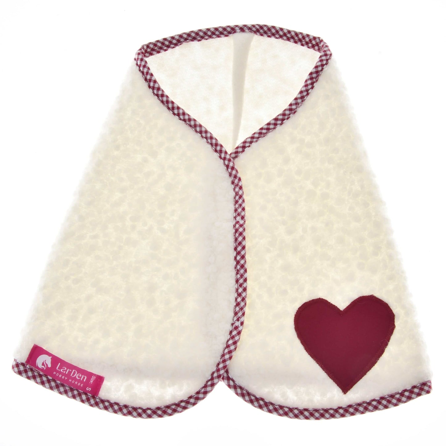 Hobby Horse LarDen Decke Cube Red ist ein weißer, strukturierter Umhang mit rot kariertem Besatz, einem weinroten Herzaufnäher und einem rosa LarDen-Etikett – ideal als charmante Decke für Hobby Horse.