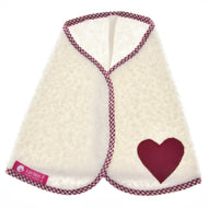 Hobby Horse LarDen Decke Cube Red ist ein weißer, strukturierter Umhang mit rot kariertem Besatz, einem weinroten Herzaufnäher und einem rosa LarDen-Etikett – ideal als charmante Decke für Hobby Horse.