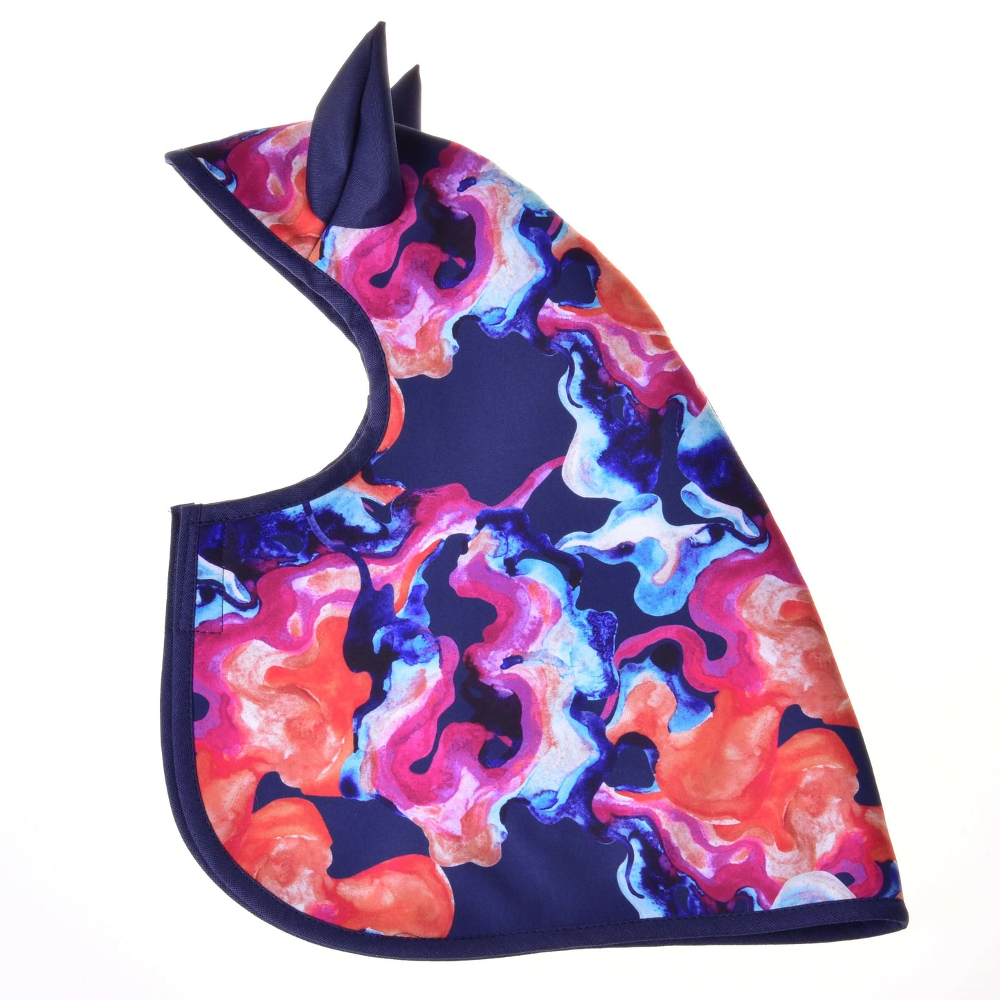 Hobby Horse LarDen „Regendecke Rainbow“ Winter-Softshell-Kapuze mit spitzen Ohren und wirbelndem abstraktem Design in Blau, Pink, Rot und Orange auf Weiß. Ideal als Regendecke oder zum Accessorisieren deines Hobby Horse.