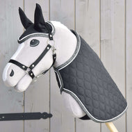 Set Thermo Black Queen von Hobby Horse LarDen als plüschiges Hobby Horse mit gesteppter schwarzer Decke und passendem Zaumzeug, perfekt als stilvolle Dekoration für Reitsportfans.