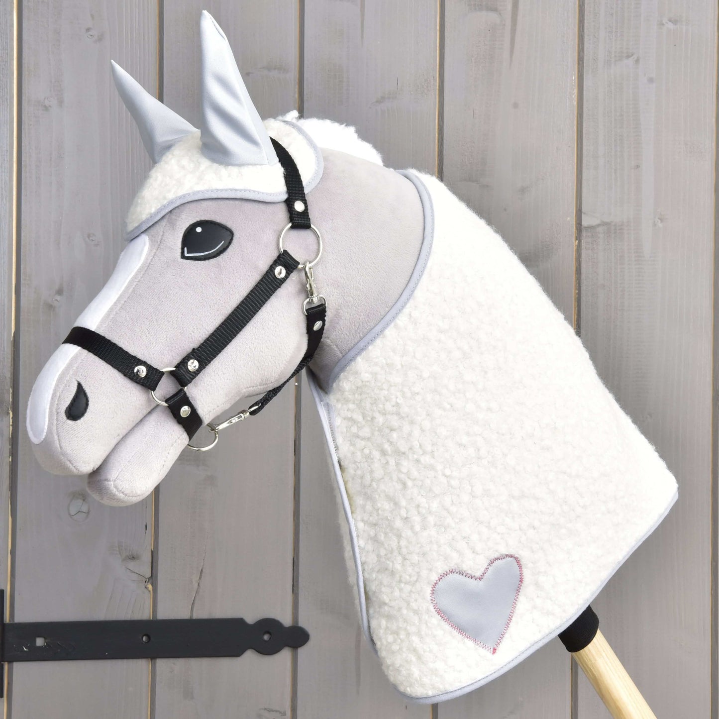 Hobby Horse LarDen Set Snowflake mit einem grauweißen Plüsch-Hobby Horse mit Zaumzeug, Mähne aus Kunstfell und aufgesticktem Herz am Hals – perfekt für fantasievolles Spielen oder zum Kombinieren mit deinem Lieblingsdeckenset.