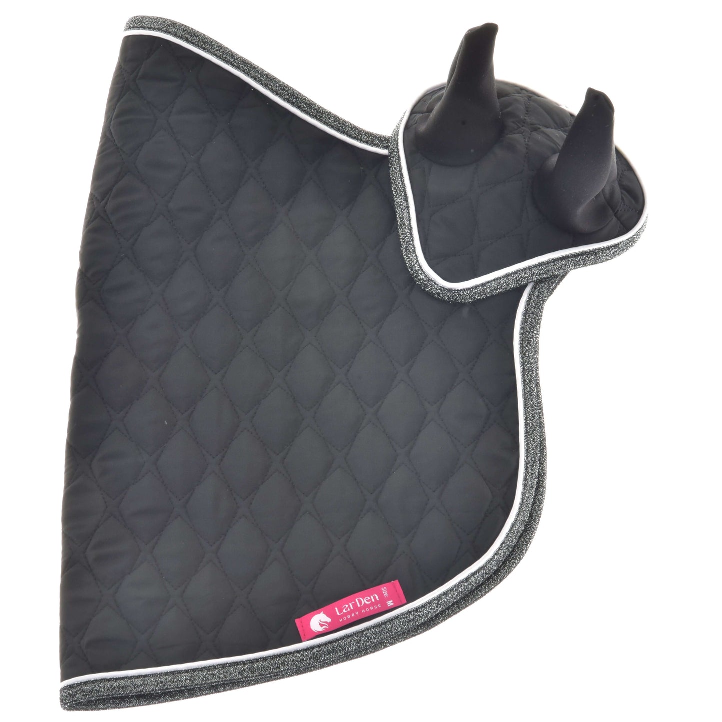 Set Thermo Black Queen von Hobby Horse LarDen als schwarze gesteppte Ohrenkappe mit zwei Ohrenabdeckungen, grauer Einfassung und rosa Etikett. Stilvoll für Pferde und ideal zum Kombinieren mit einer Hobby Horse-Decke, flach vor weißem Hintergrund gezeigt.