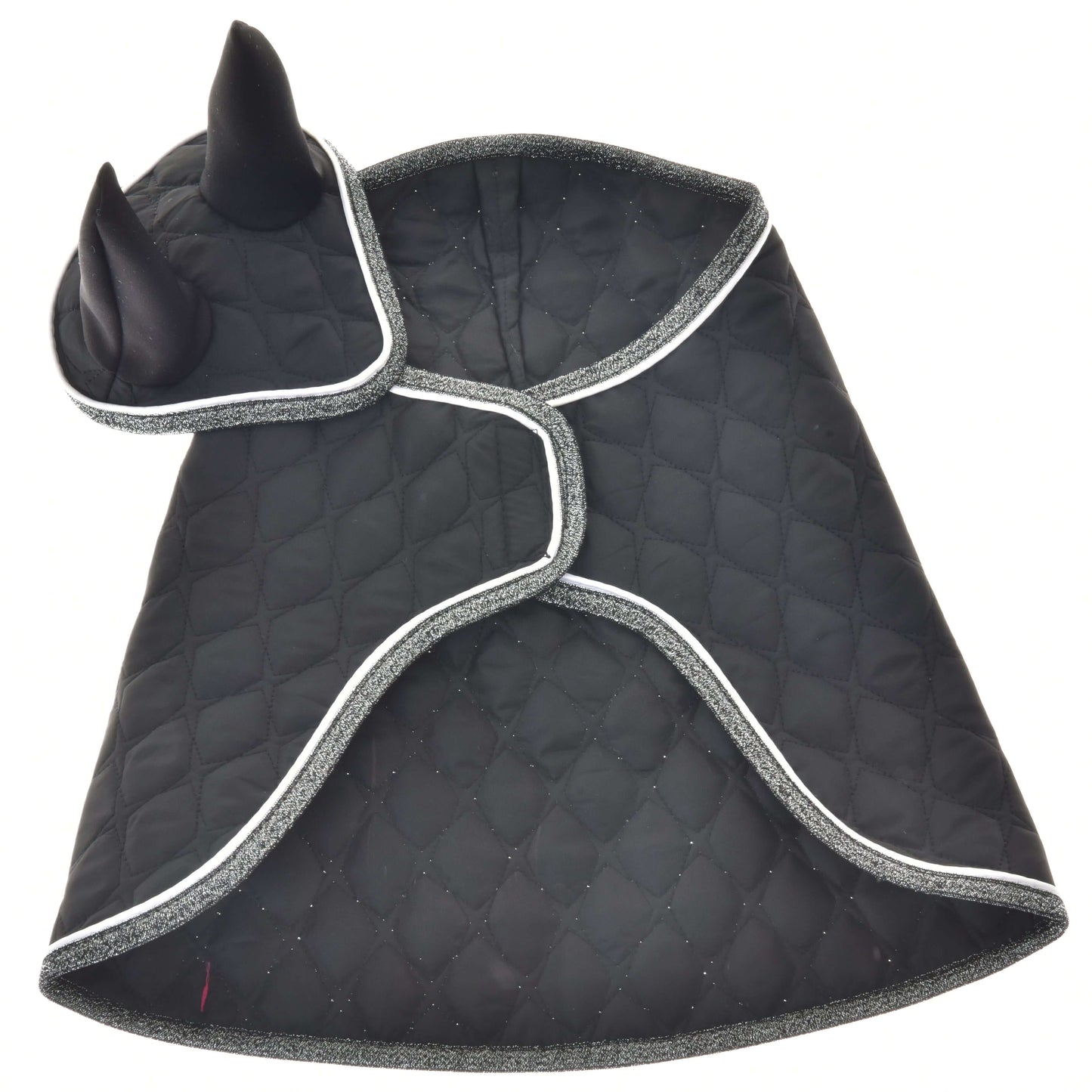 Set Thermo Black Queen von Hobby Horse LarDen als gesteppter schwarzer Tierumhang mit silberner Einfassung und Kapuze mit spitzen schwarzen Ohren, inspiriert von einer Ohrenkappe, ideal als Kostüm für Hund oder Katze.