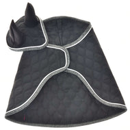 Set Thermo Black Queen von Hobby Horse LarDen als gesteppter schwarzer Tierumhang mit silberner Einfassung und Kapuze mit spitzen schwarzen Ohren, inspiriert von einer Ohrenkappe, ideal als Kostüm für Hund oder Katze.