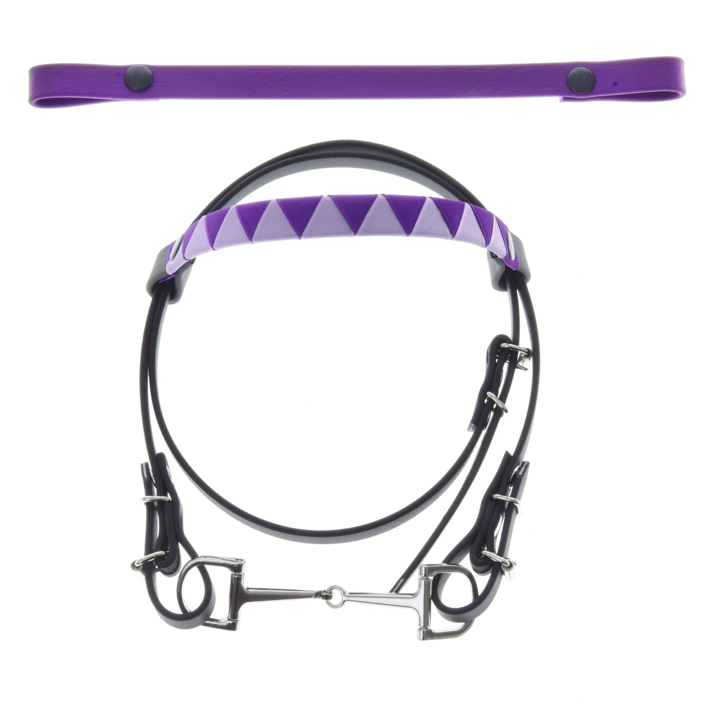 Zaumzeug mit 2 Stirnbändern Lila (Gr. M) von Hobby Horse LarDen mit silbernem Gebiss, austauschbarem Stirnband mit geometrischem Rautenmuster und passendem lila Riemen mit zwei Knöpfen.