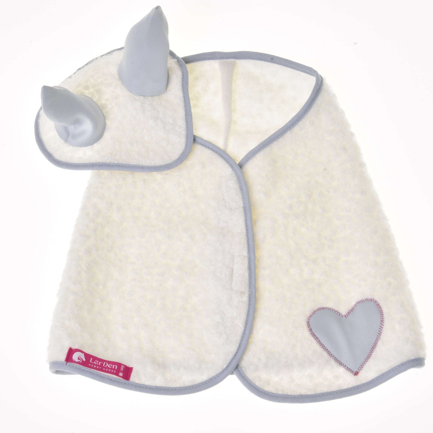 Set Snowflake von Hobby Horse LarDen mit einem weichen weißen Babycape mit Herz-Aufnäher, blauem Besatz und passender Kapuze mit blauen Hörnern – ähnlich einer verspielten Fliegenhaube. Das Cape liegt flach, mit einem rosa Etikett unten links.