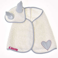 Set Snowflake von Hobby Horse LarDen mit einem weichen weißen Babycape mit Herz-Aufnäher, blauem Besatz und passender Kapuze mit blauen Hörnern – ähnlich einer verspielten Fliegenhaube. Das Cape liegt flach, mit einem rosa Etikett unten links.