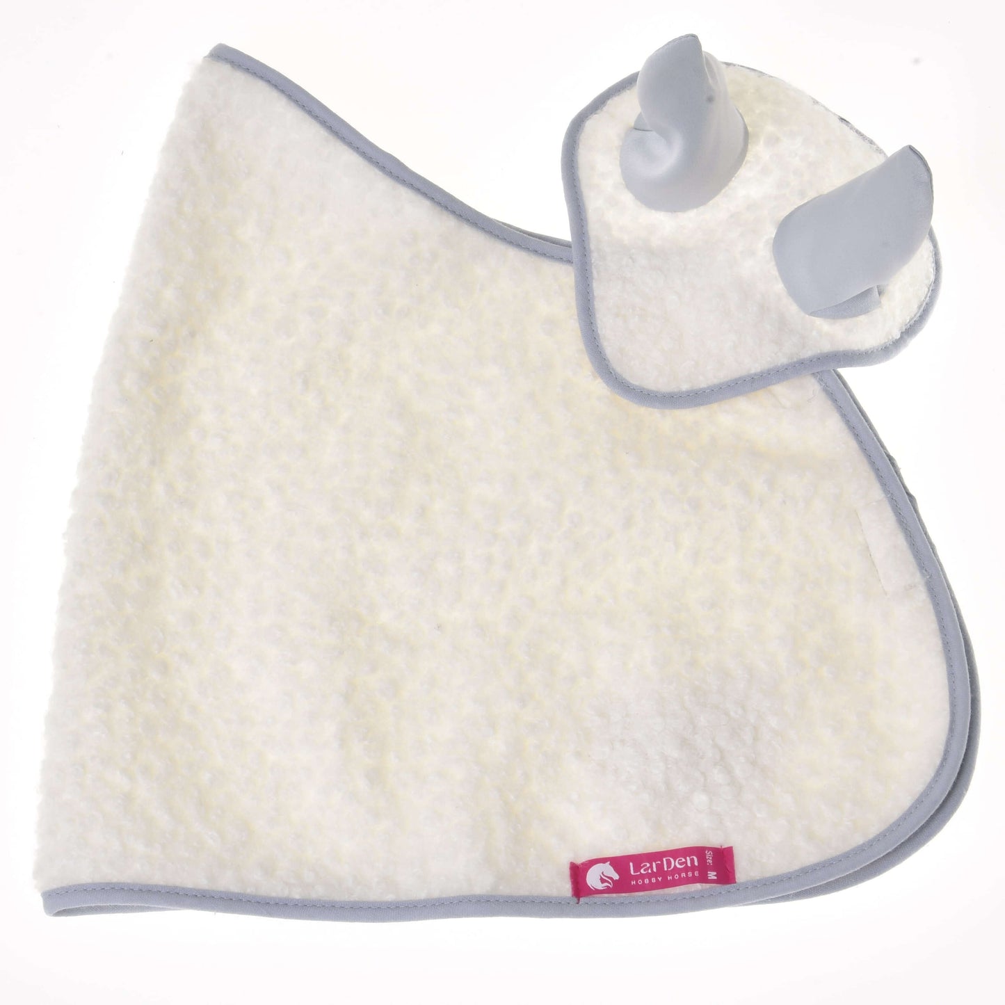 Hobby Horse LarDen Set Snowflake mit einem weichen weißen Babylätzchen mit zwei kleinen grauen Ohren und einem passenden Spucktuch, beide mit hellgrauem Besatz. Jedes Teil hat ein rosa Etikett mit weißem Logo und Text, inspiriert von gemütlichen Deckensets.