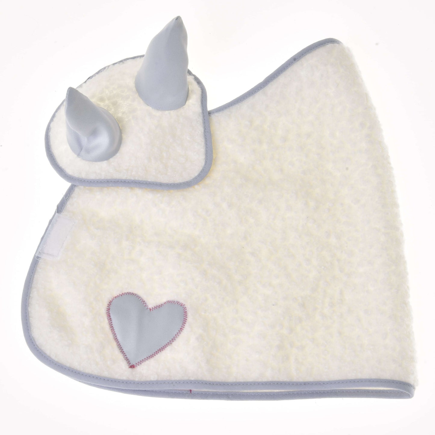 Das Lätzchen Set Snowflake von Hobby Horse LarDen ist ein weiches weißes Babylätzchen mit hellgrauem Besatz, zwei spitzen Horn-Details wie bei einer Fliegenhaube und einem grauen herzförmigen Aufnäher nahe der unteren Ecke.