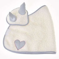 Das Lätzchen Set Snowflake von Hobby Horse LarDen ist ein weiches weißes Babylätzchen mit hellgrauem Besatz, zwei spitzen Horn-Details wie bei einer Fliegenhaube und einem grauen herzförmigen Aufnäher nahe der unteren Ecke.