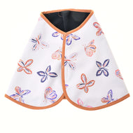 Die Decke Butterfly (softshell) von Hobby Horse LarDen ist ein weißer Umhang mit orangefarbener Einfassung und lebhaften Schmetterlingsmustern in Orange, Blau und Lila, ideal als einzigartige Decke für Pferdetrainings.