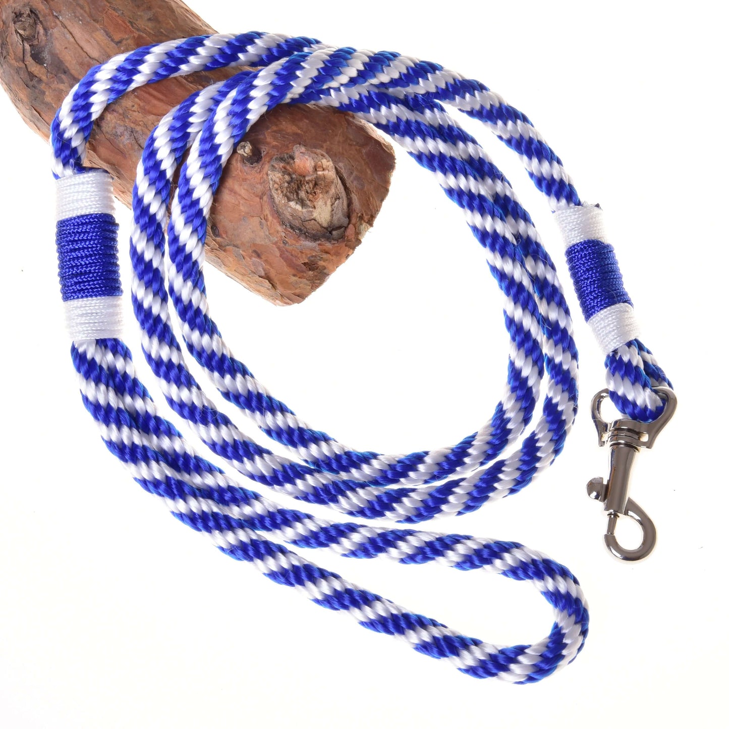 Set Start Blau (Halter, Halsring, Führstrick, Zügel) von Hobby Horse LarDen umfasst ein Halfter, einen Führstrick, Zügel und einen Halsring – hier als blau-weißes Seil mit Metallclip auf Holz vor weißem Hintergrund gezeigt – perfekt zur Verwendung mit Hobby Horse Accessoires.