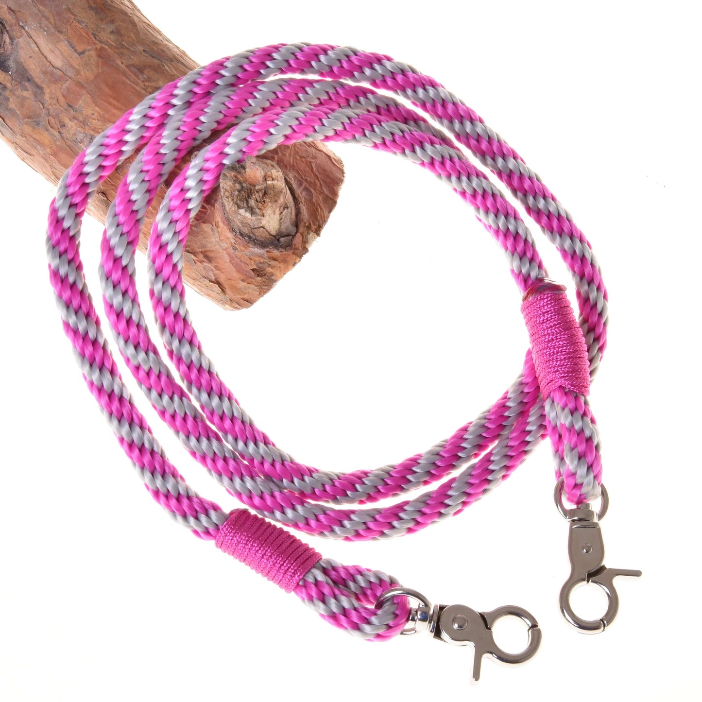 Set Start Pink (Halfter + Halsring + Führstrick + Zügel) von Hobby Horse LarDen mit geflochtenem Seil in Pink, Weiß und Grau mit Metallclips an beiden Enden, ideal als Hobby Horse Zügel oder als Halfter und Führstrick.