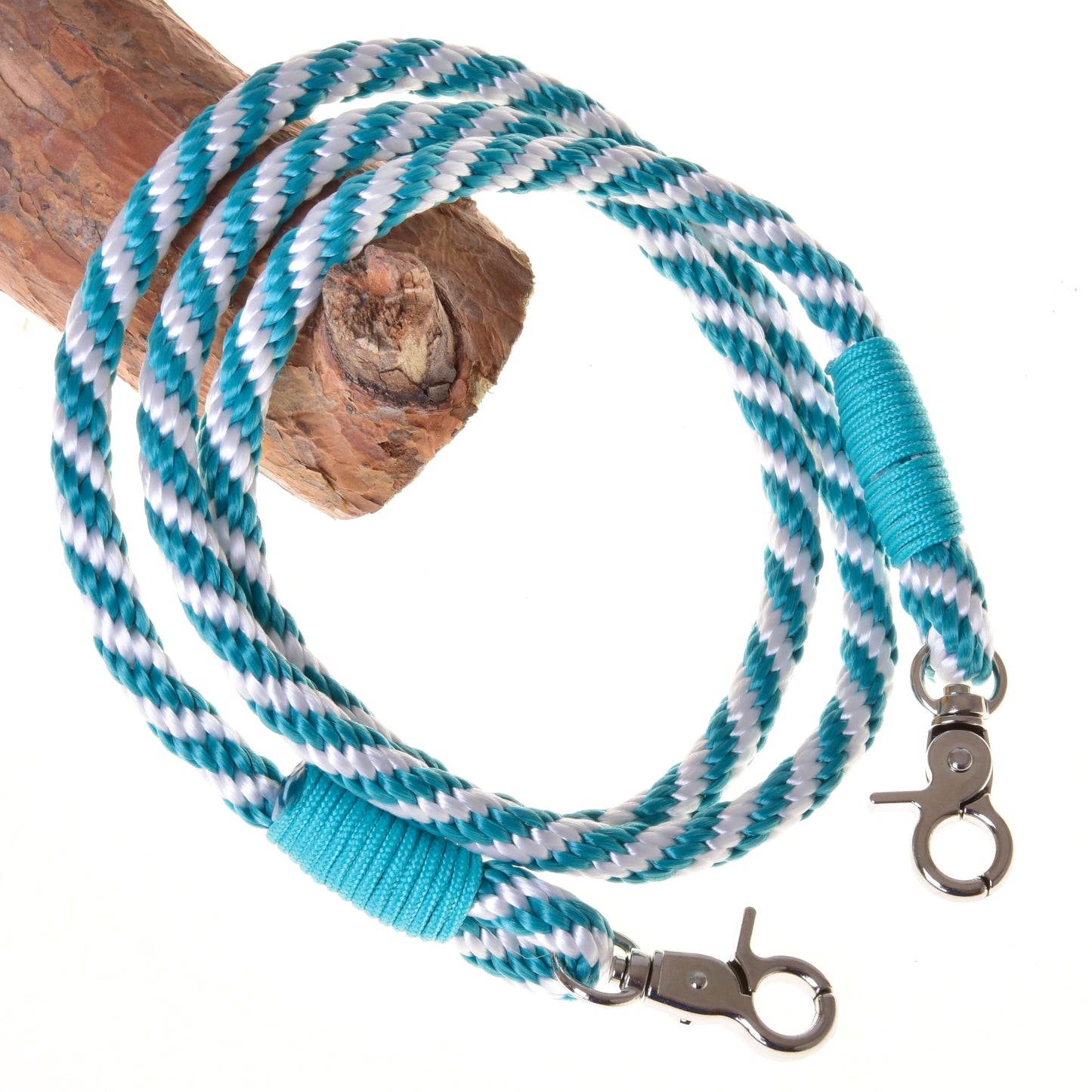 Das Hobby Horse LarDen Set Start Turqouise umfasst ein Halfter, einen Halsring, einen Führstrick und Zügel in Türkis und Weiß mit silberfarbenen Verschlüssen – perfekt als Hobby Horse Accessoires. Passende türkise Umwicklungen sind nahe den Verschlüssen zu sehen.
