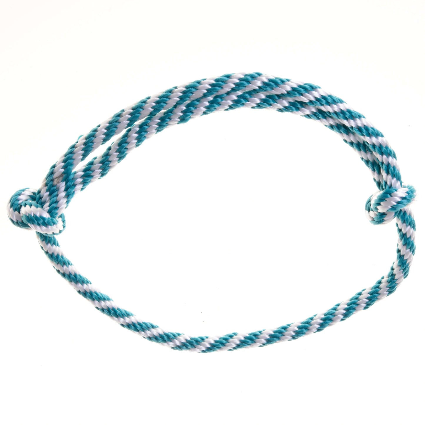 Das Set Start Turquoise von Hobby Horse LarDen umfasst ein Halfter, einen Halsring, einen Führstrick und Zügel – hier als türkis-weiß gedrehtes Seil mit einfachen Knoten an beiden Enden gezeigt, ideal für Hobby Horse Fans.