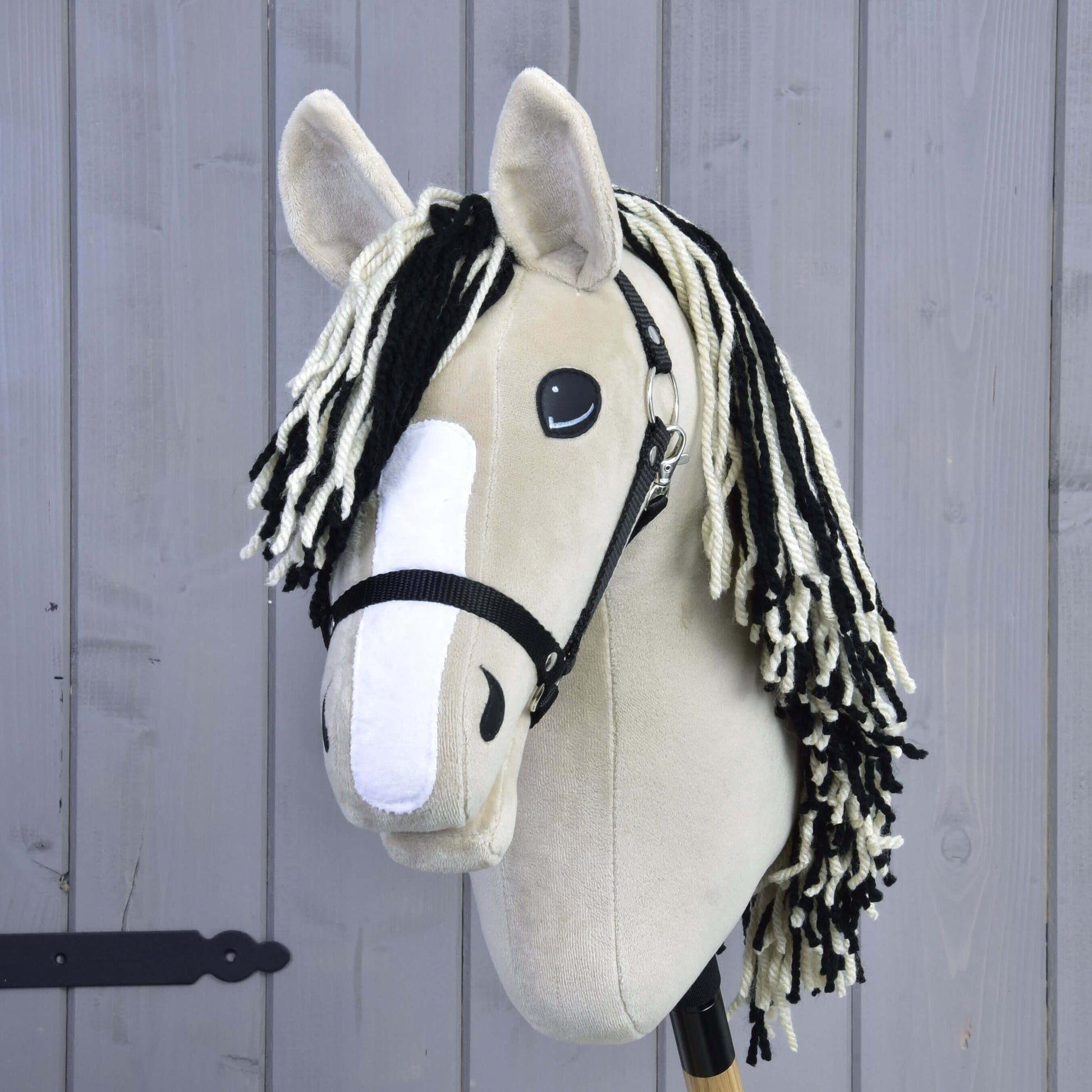 Hobby Horse Aurora mit Schwarzem Halfter