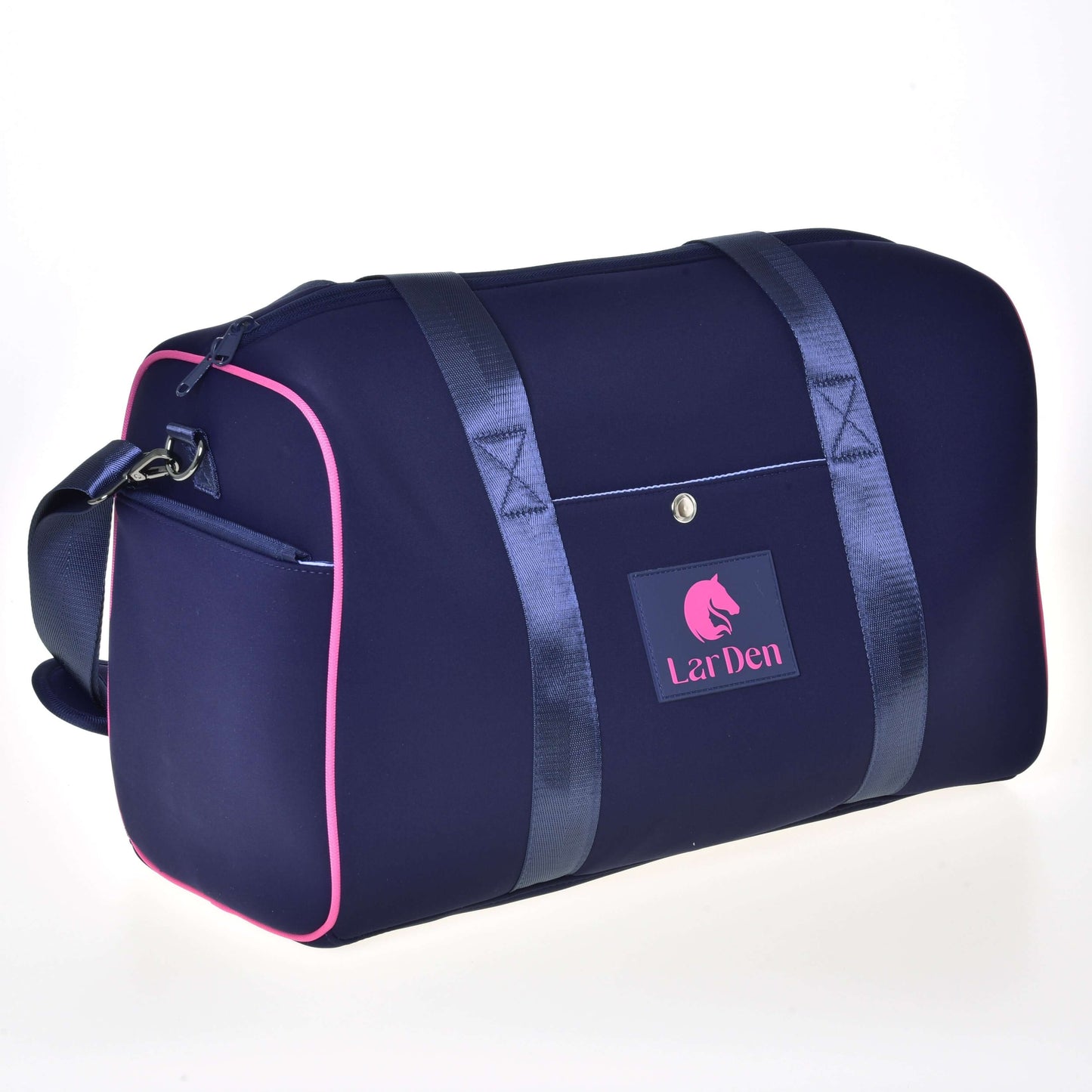 Sac de sport LarDen Rose de Hobby Horse LarDen avec corps bleu marine, bordure rose, bandoulière réglable, poignées bleu foncé, poche avant avec bouton et écusson logo avec tête de cheval, idéal comme sac de voyage.