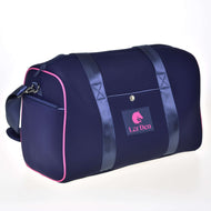 Die Sporttasche LarDen Pink von Hobby Horse LarDen hat einen dunkelblauen Korpus, pinke Einfassung, einen verstellbaren Schultergurt, dunkelblaue Griffe, eine Fronttasche mit Knopf und einen Logo-Aufnäher mit Pferdekopf-Grafik – ideal als Reisetasche.
