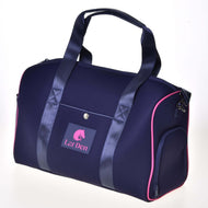 Die Hobby Horse LarDen Sporttasche LarDen Pink hat dunkelblauen Stoff mit pinker Einfassung, dunkle Griffe, einen verstellbaren Gurt, eine Fronttasche mit Druckknopf und ein vorderes „LarDen“-Pferdekopf-Logo.