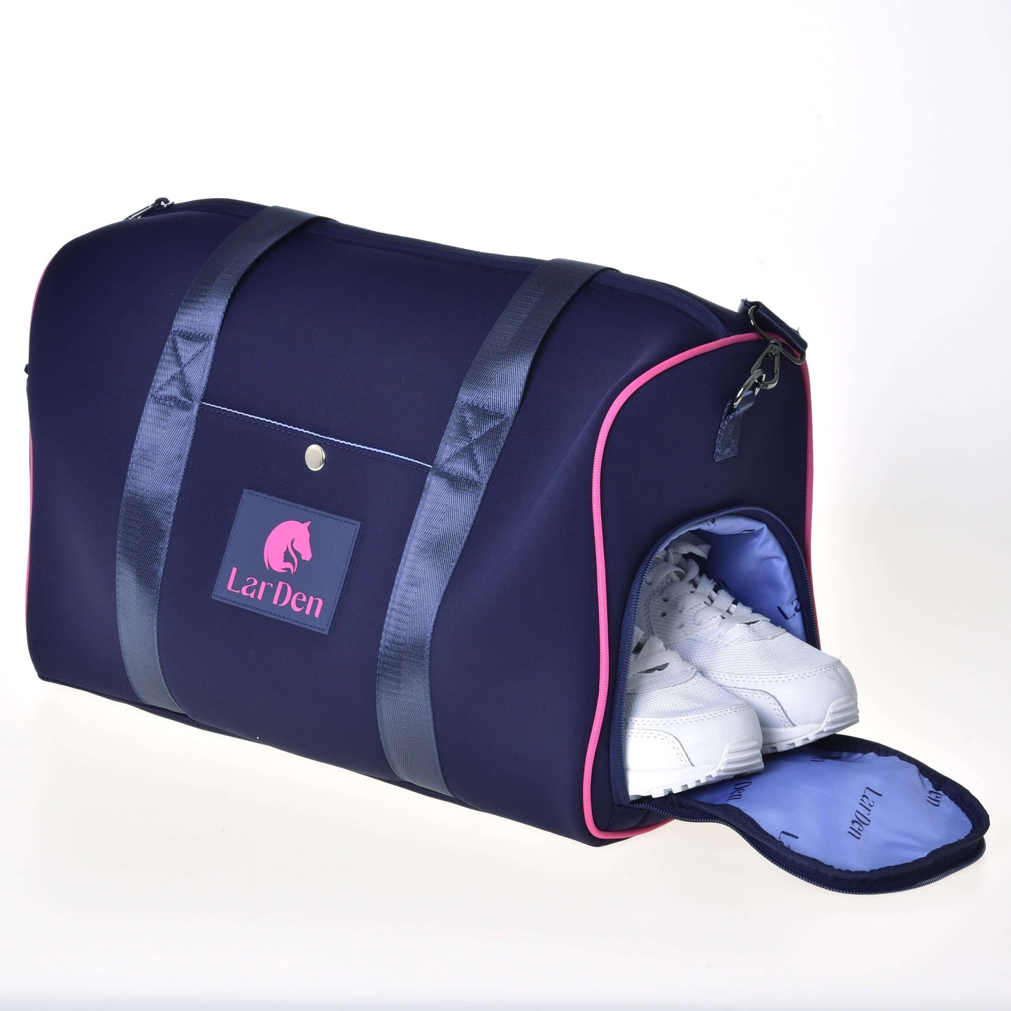 Sac de sport LarDen Rose de Hobby Horse LarDen avec sangles noires, bordure rose, sangle réglable et compartiment latéral montrant des baskets blanches, idéal comme sac de voyage. Le sac est présenté sur fond blanc.