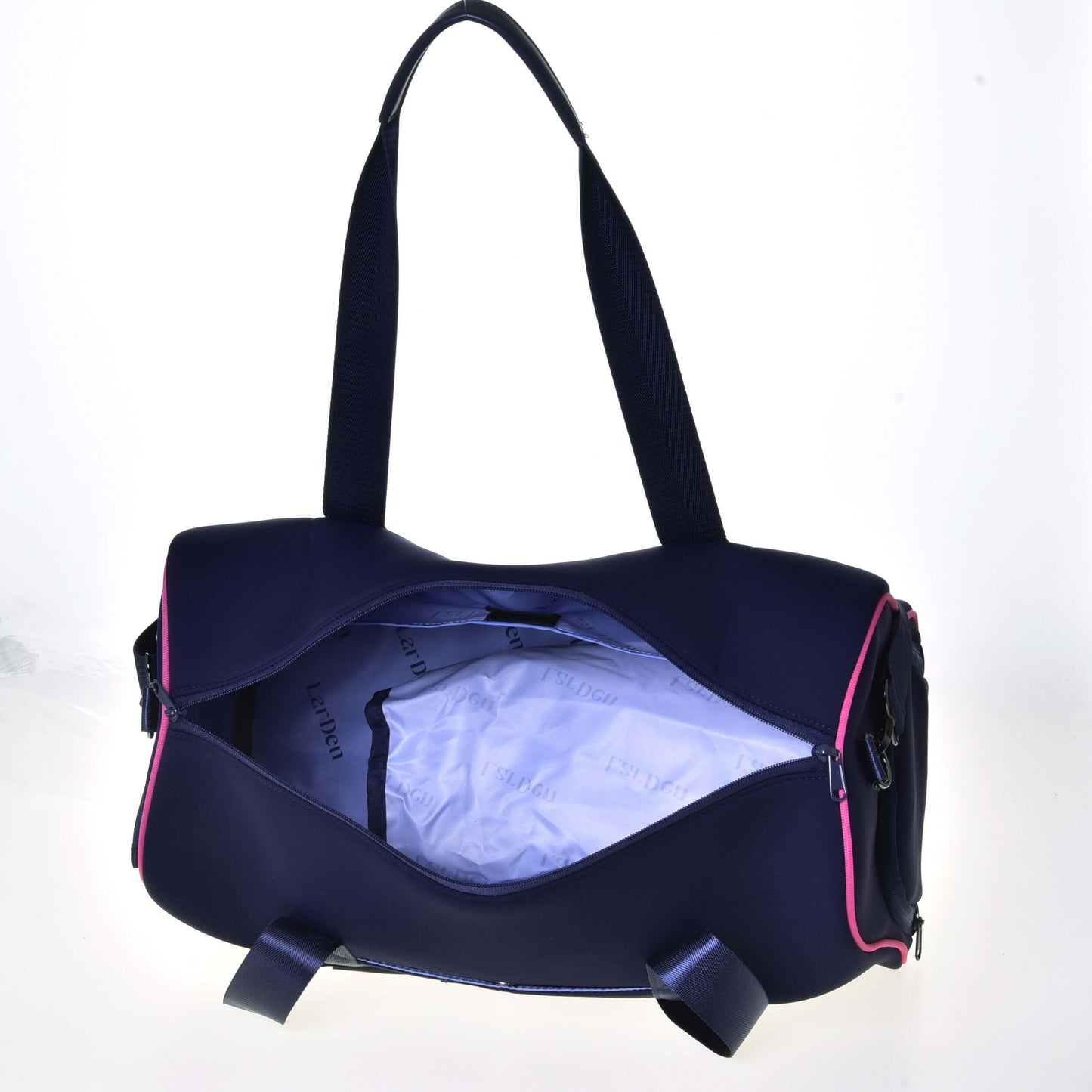 Sac de sport LarDen Rose de Hobby Horse LarDen vu ouvert de dessus, avec intérieur blanc au marquage discret. Idéal comme sac de voyage, ce sac bleu marine présente une bordure rose, des poignées noires et une sangle latérale réglable.