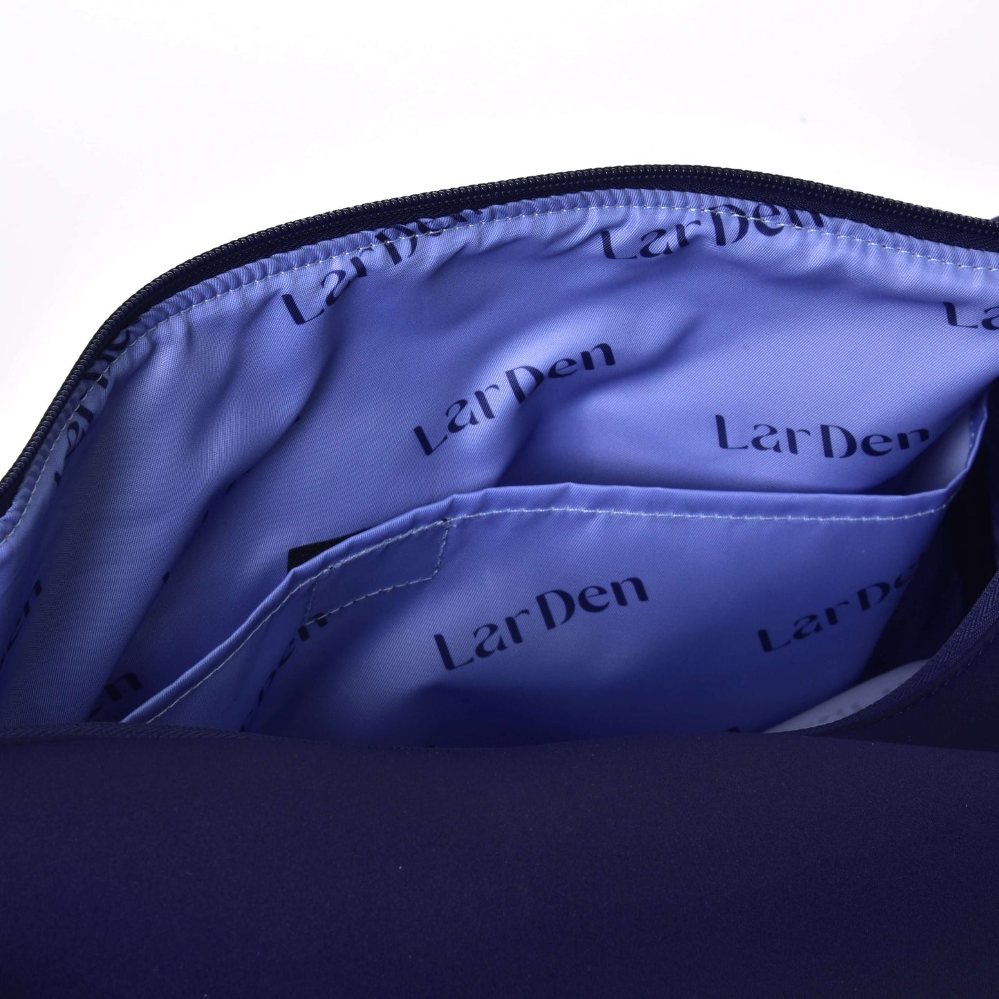 Vue ouverte du Sac de sport LarDen bleu marine avec intérieur bleu clair, plusieurs poches et marquage Hobby Horse LarDen, idéal pour un usage quotidien.