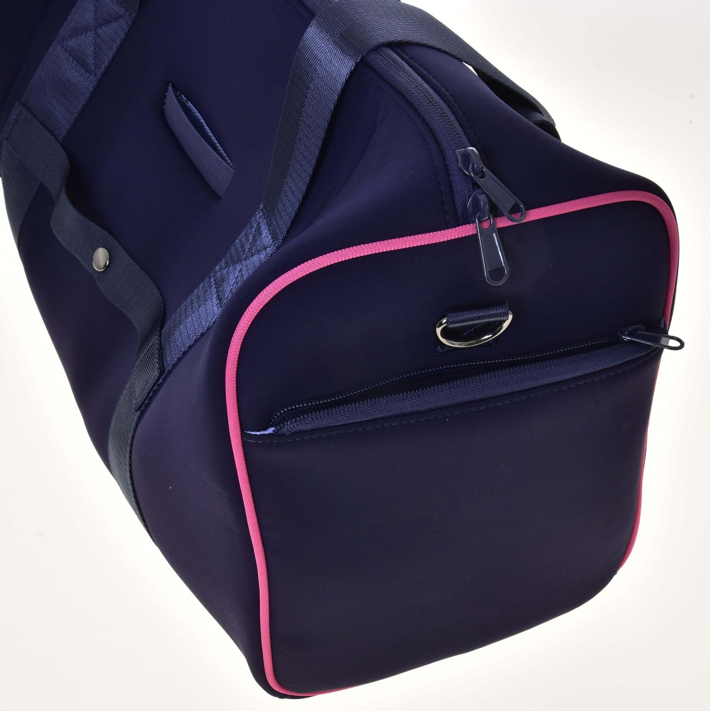 Gros plan du Sac de sport LarDen Rose de Hobby Horse LarDen en bleu marine avec passepoil rose, poche avant zippée, anneau métallique près de la fermeture et sangle foncée réglable sur fond clair.