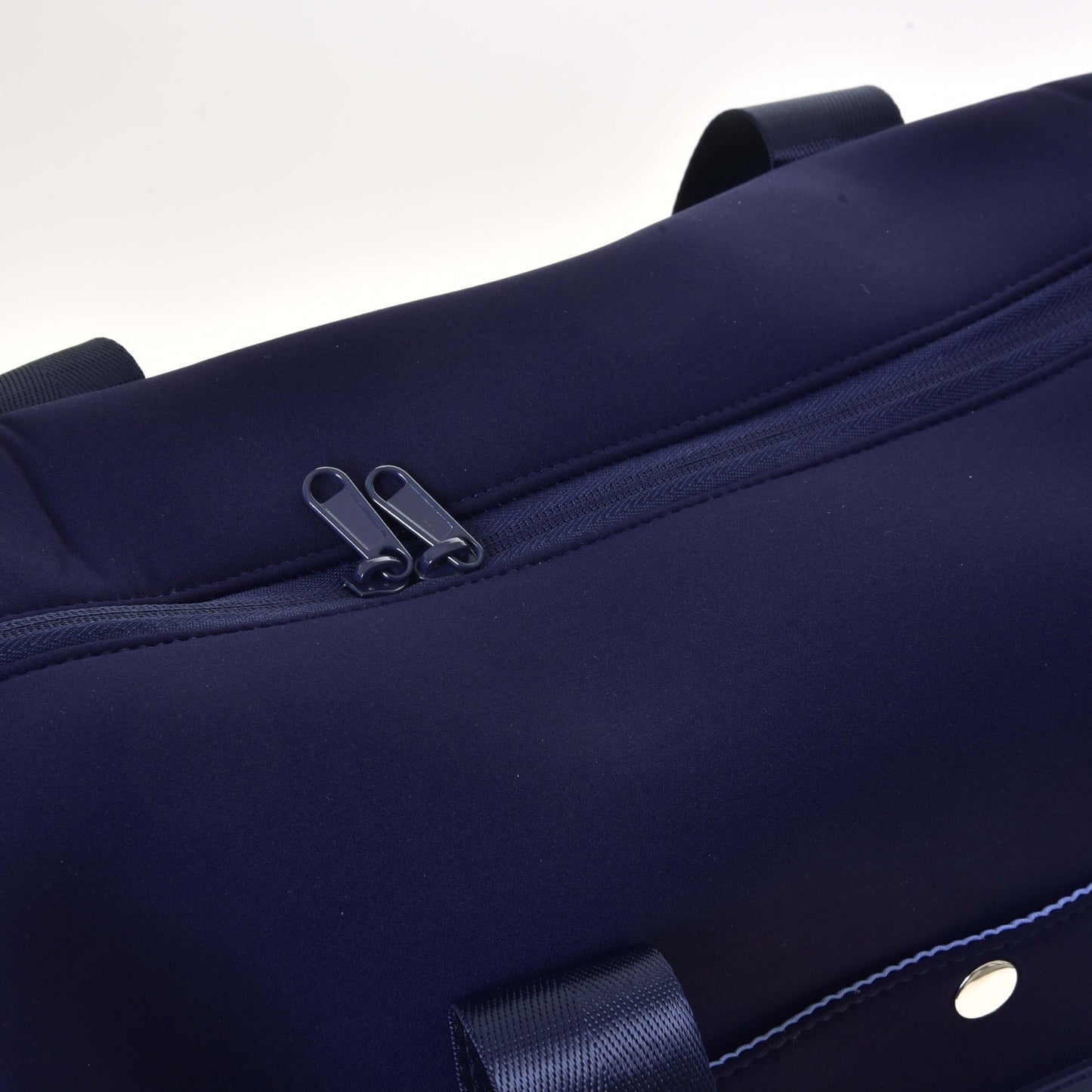 Gros plan du Sac de sport LarDen bleu marine de Hobby Horse LarDen avec compartiment zippé à deux tirettes, poignées bleu foncé et sangle réglable, idéal pour un usage quotidien, sur fond blanc.