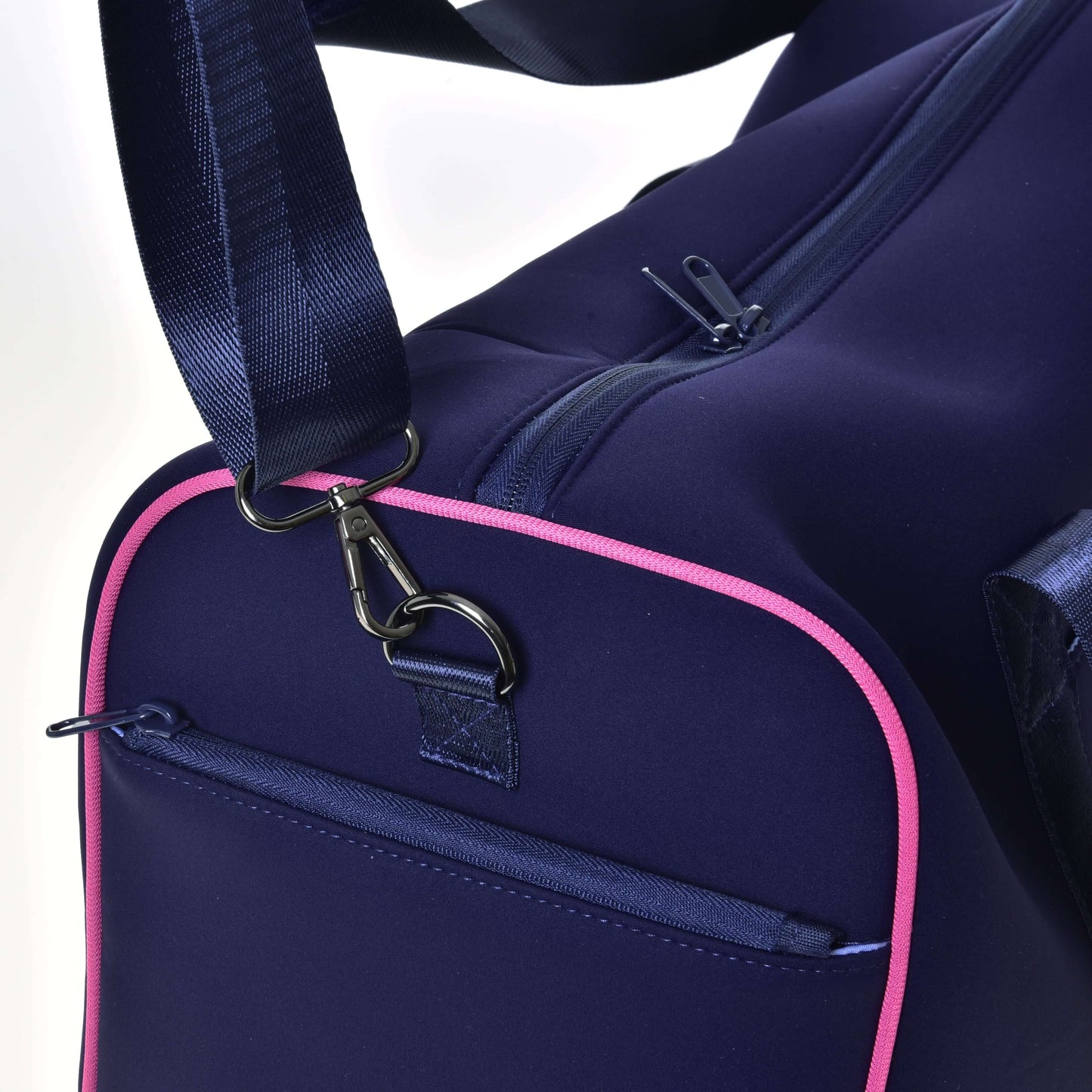 Gros plan du Sac de sport LarDen Rose de Hobby Horse LarDen, avec sangle réglable à mousqueton métallique et poche latérale zippée, idéal comme sac de voyage.