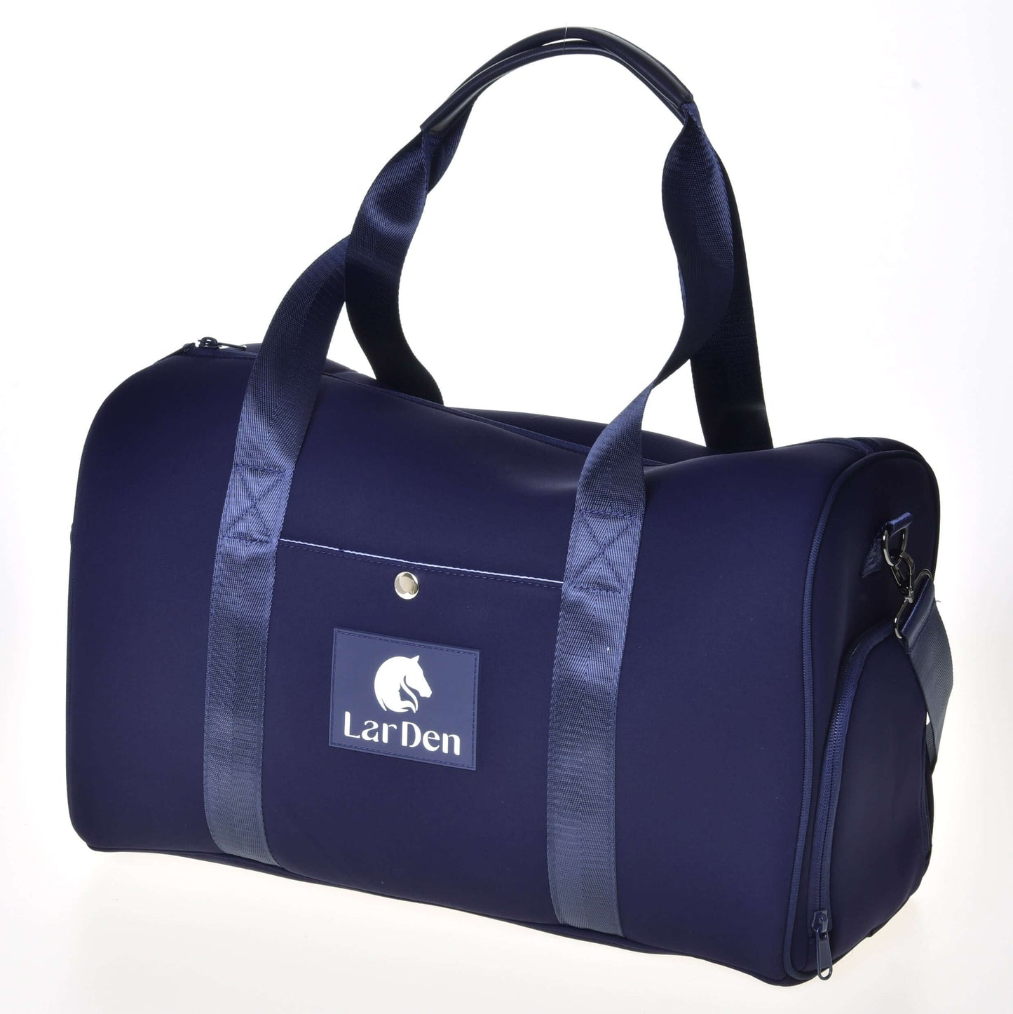 Sac de sport LarDen de Hobby Horse LarDen en bleu marine avec poignées bleu foncé, bandoulière réglable, poche avant à bouton-pression et logo blanc LarDen avec tête de cheval, parfait pour un usage quotidien.