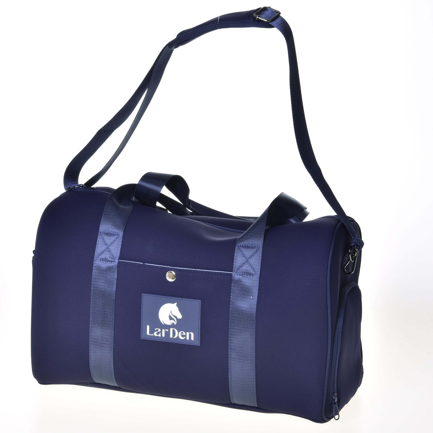 Sac de sport LarDen de Hobby Horse LarDen en bleu foncé avec sangles assorties, bandoulière réglable, bouton argenté et logo de poche avant avec cheval blanc et « LarDen », idéal pour un usage quotidien.