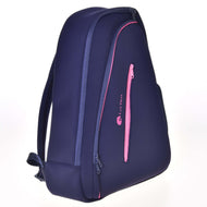 Hobby Horse Rucksack LarDen von Hobby Horse LarDen, eine schlichte dunkelblaue Neoprentasche mit pinken Reißverschlüssen und Akzenten, gepolsterten Trägern, geschwungenem Design und vertikaler Fronttasche, vor weißem Hintergrund.