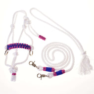Seilset Weiß (Gr. M) von Hobby Horse LarDen mit rosa und blauen dekorativen Umwicklungen und silbernen Metallclips, perfekt für ein Hobby Horse, freigestellt vor weißem Hintergrund.