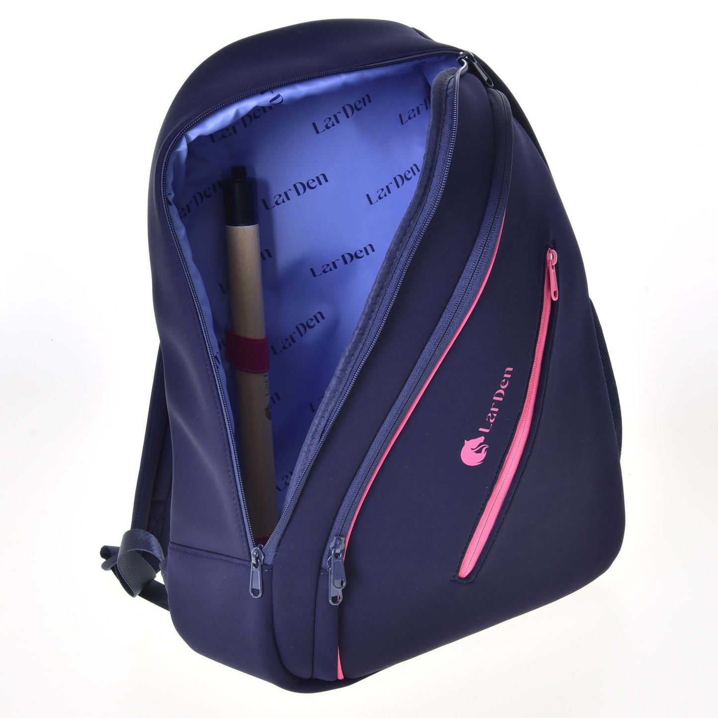 Sac à dos en néoprène bleu foncé Hobby Horse LarDen avec fermetures zippées roses, ouvert pour montrer un document roulé à l’intérieur de sa doublure bleu clair avec logos, avec bretelles rembourrées confortables.