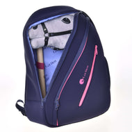 Hobby Horse Rucksack LarDen von Hobby Horse LarDen in Marineblau aus Neopren mit pinken Reißverschlüssen und hellblau bedrucktem Futter, teilweise geöffnet mit einem Hobby Horse mit grauem Gesicht im Inneren. Gepolsterte Träger sorgen für Komfort.