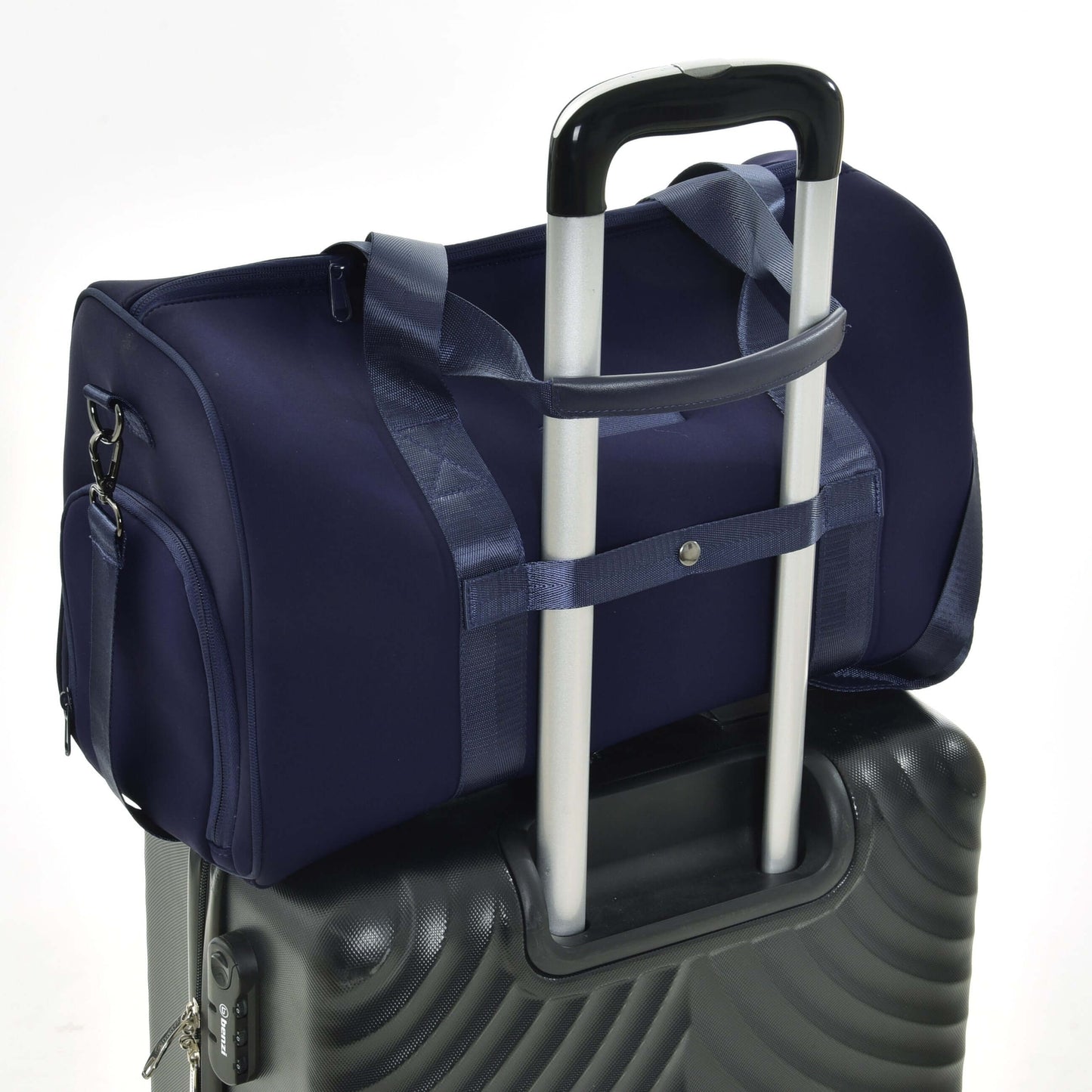 Sac de sport LarDen Rose de Hobby Horse LarDen rose avec sangle réglable, fixé sur une valise noire à roulettes, la sangle attachée à la poignée de la valise, prêt pour le voyage sur fond blanc uni.