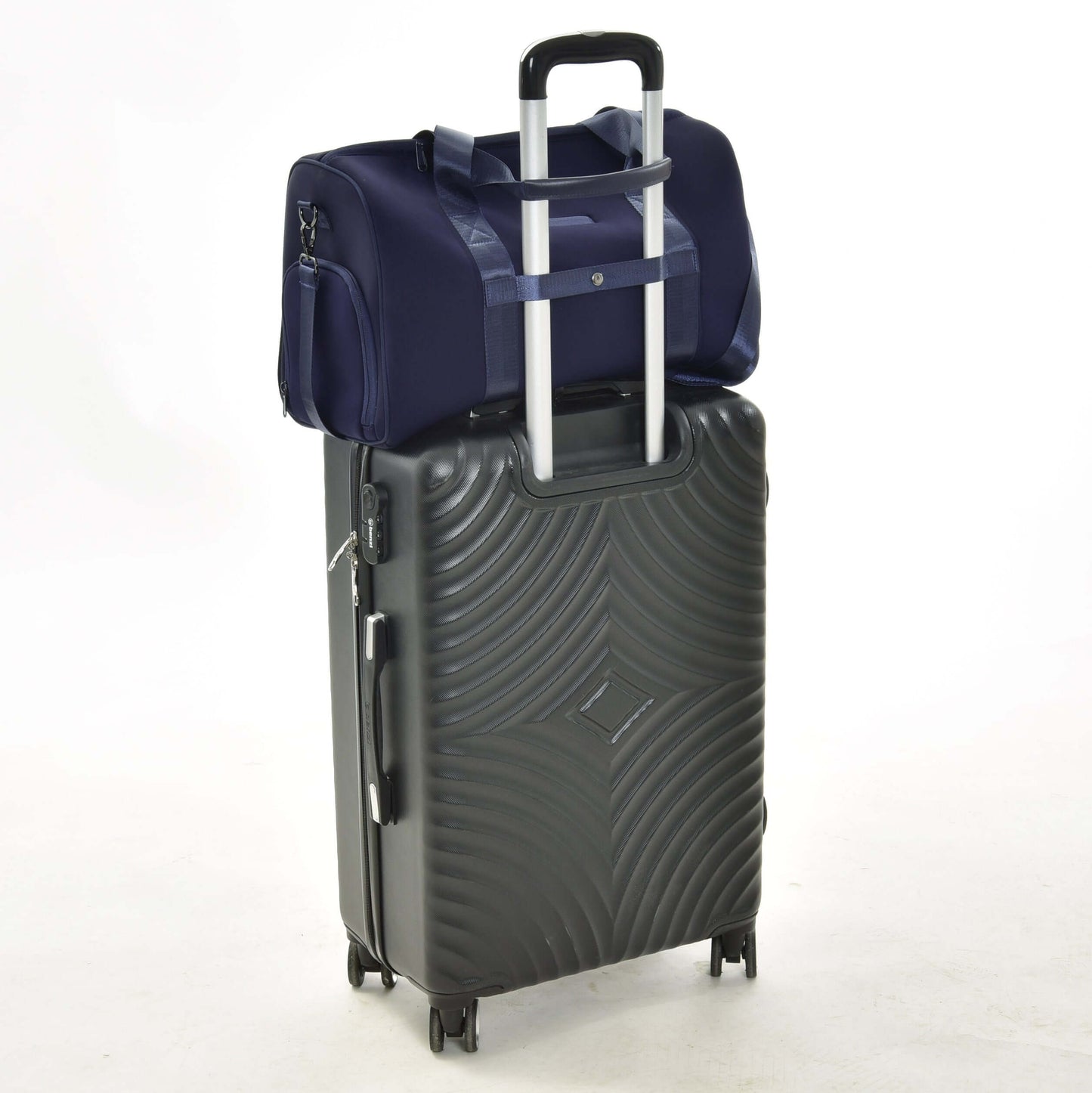 Sac de sport Hobby Horse LarDen bleu marine avec sangle réglable posé sur une valise noire rigide à motifs texturés et poignée rétractable, tous deux à la verticale sur fond blanc, idéal pour un usage quotidien.