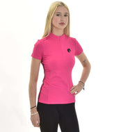 Eine junge Frau mit langen blonden Haaren präsentiert das T-Shirt LarDen Pink von Hobby Horse LarDen, ein leuchtend pinkes Kurzarm-Sportoberteil aus Spandex, kombiniert mit schwarzer Hose und posierend vor schlichtem weißem Hintergrund mit einer Hand in der Hüfte.