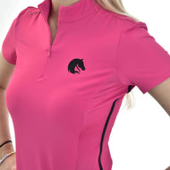 Eine Person trägt das Hobby Horse LarDen T-Shirt LarDen Pink aus leuchtend pinkem Spandex mit kurzen Ärmeln, einem schwarzen Pferdekopf-Logo auf der Brust und teilweise geöffnetem Reißverschluss am Kragen; helles Haar ist sichtbar.