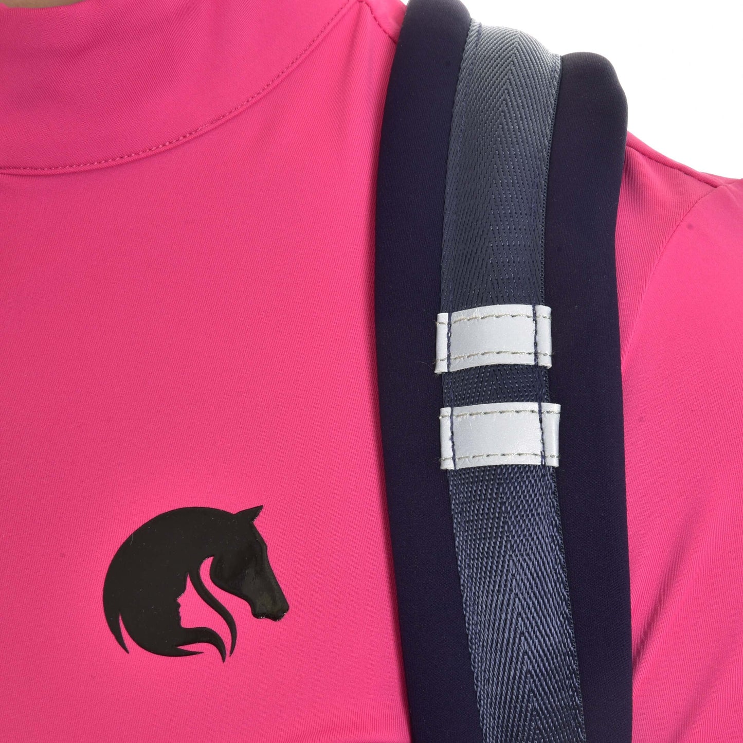 Gros plan sur une personne portant le sac à dos Hobby Horse LarDen, avec bretelles rembourrées style néoprène bleues aux coutures blanches et partie supérieure rose vif affichant le logo noir tête de Hobby Horse.