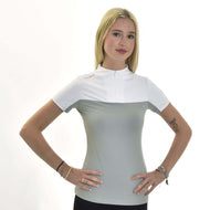 Junge Frau mit langen blonden Haaren trägt T-Shirt LarDen Premium von Hobby Horse LarDen, ein kurzärmeliges Sportshirt aus hellgrauem und weißem Spandex. Sie steht mit Blick zur Kamera und den Händen in den Hüften und zeigt Armbänder sowie ein kleines Tattoo am linken Arm.