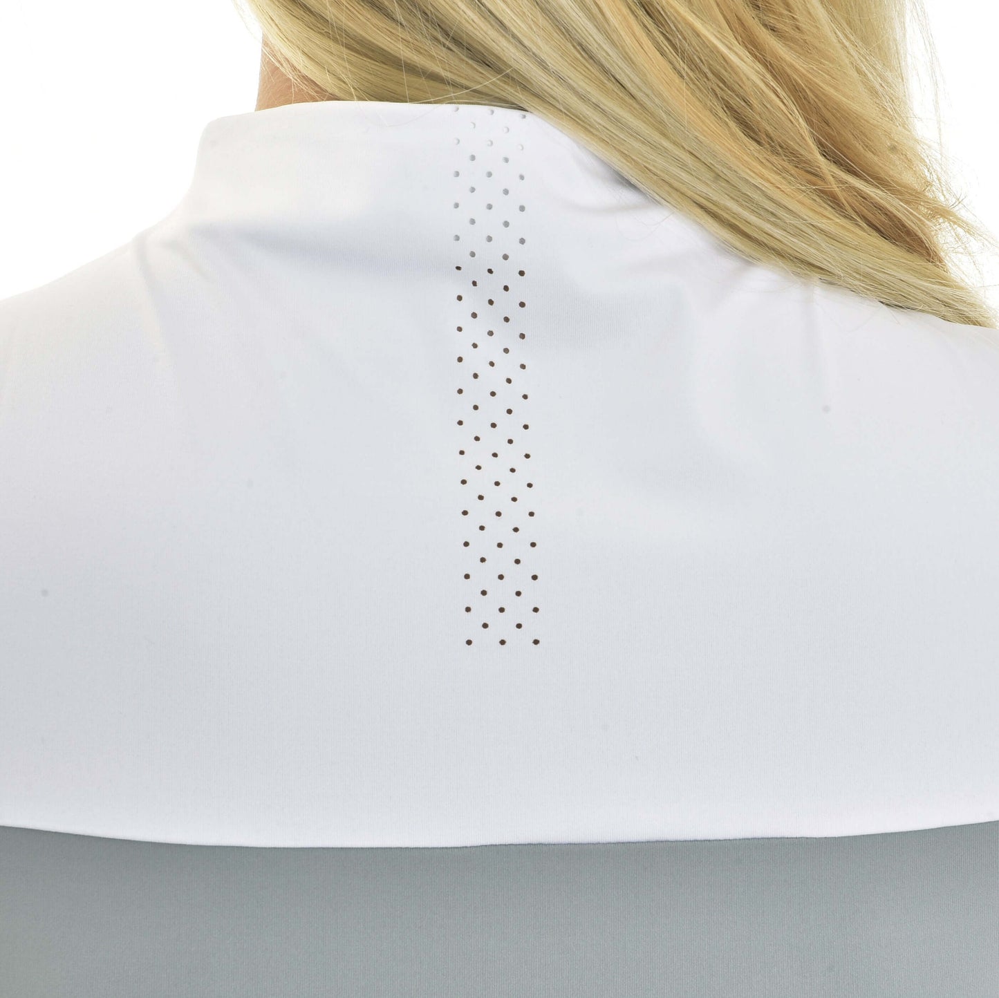 Gros plan du dos d’une personne aux longs cheveux blonds sur une épaule portant le T-shirt LarDen Premium de Hobby Horse LarDen en blanc et gris, en spandex, avec de petits trous de ventilation verticaux près de l’encolure.